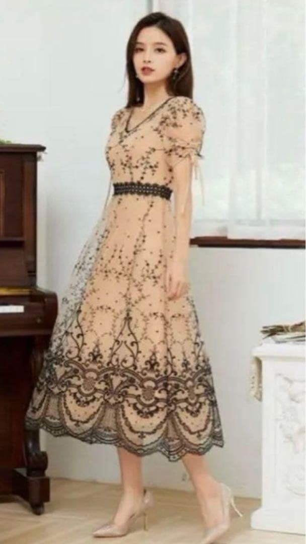 エルケイ[SETTAN]ベージュ・ ブラック刺繍 ミディアムワンピース