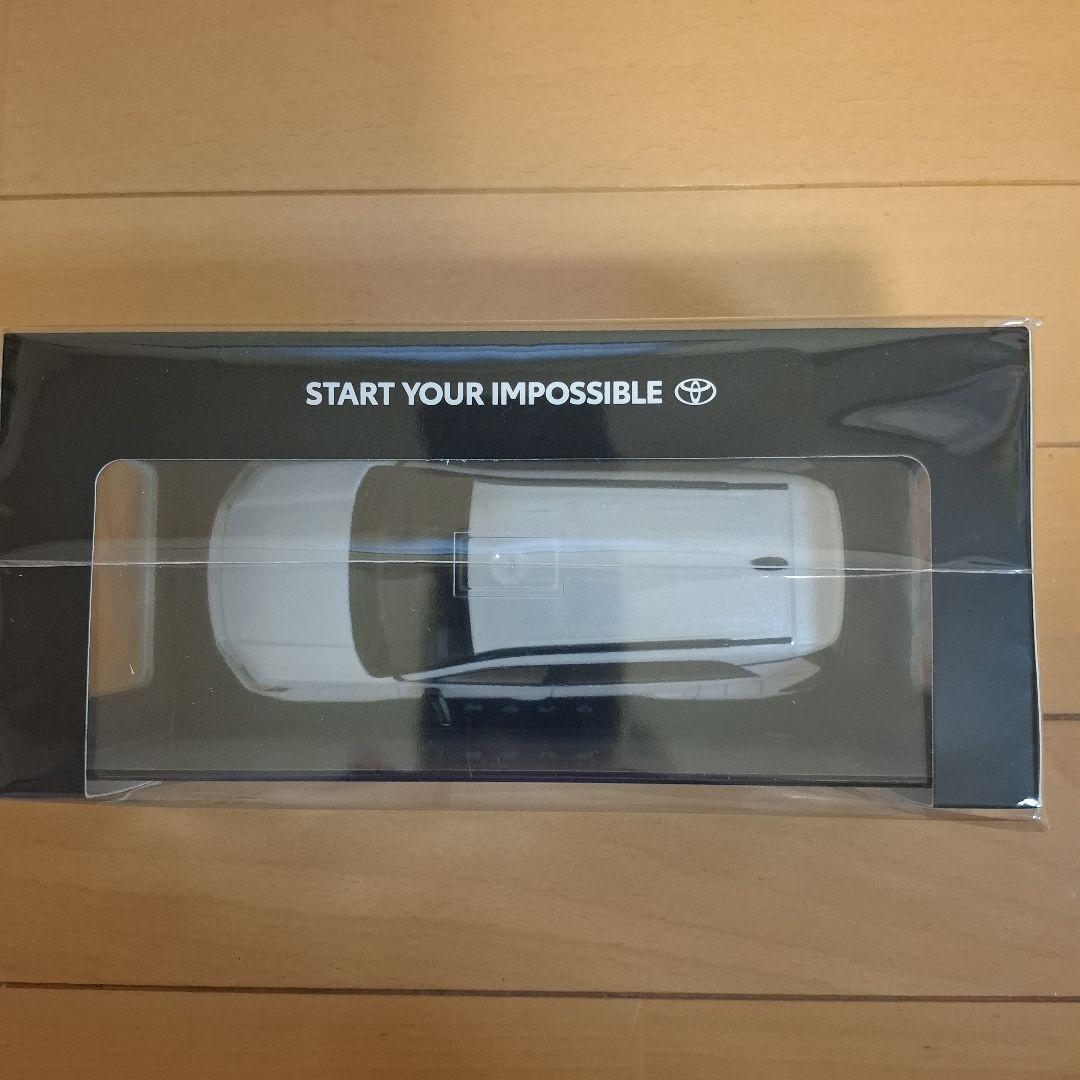 新型RAV4 Z-ハイブリット　カラープラチナホワイトパールマイカ 1/30