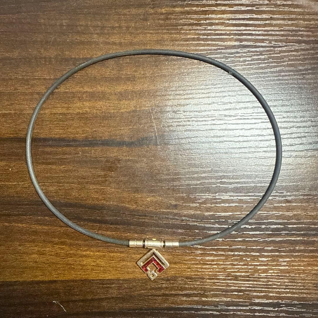 カジュアルネックレス 赤い装飾付き