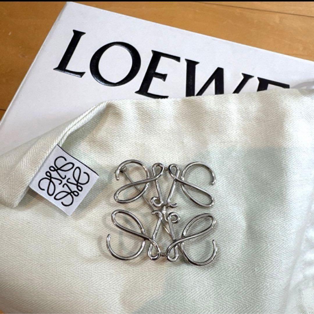 ロエベ　アナグラム ブローチ