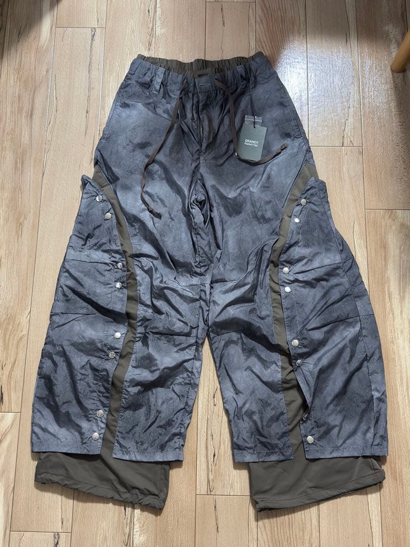 【GRANCY】 ボタンレイヤードデザインナイロンパンツ Sサイズ グレー