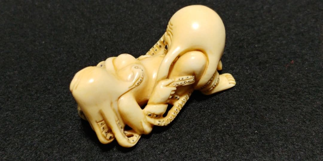 『蛸と海女』マンモス牙の彫刻 浮世絵師　葛飾北斎の「蛸と海女」の構図根付
