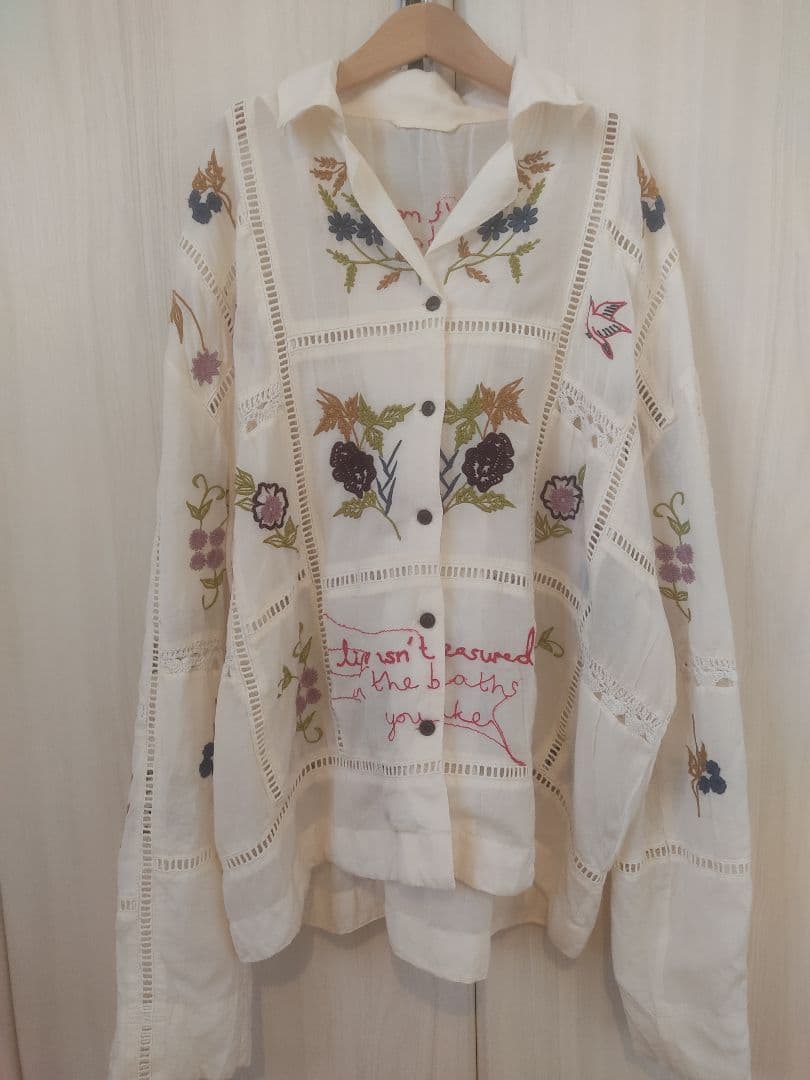 刺繍入りホワイト長袖シャツ