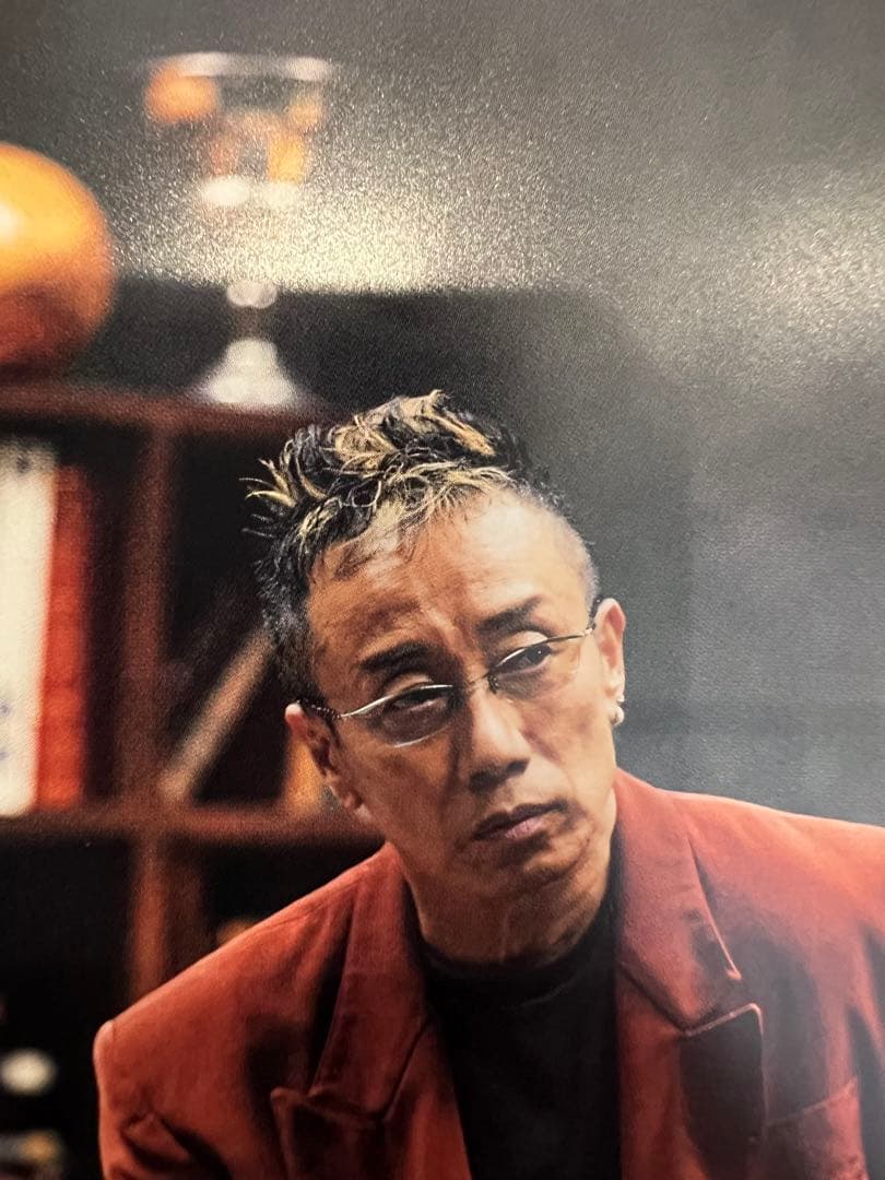 長渕剛さん着用メガネ.サングラス.黒いマントと真っ赤なリンゴMＶなど